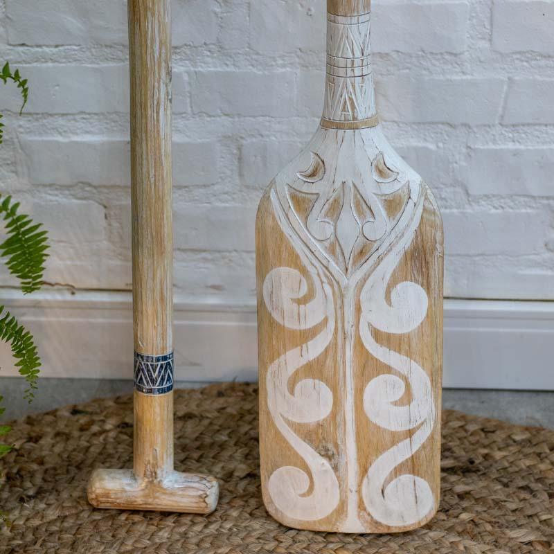 Objeto de arte náutica de Bali: remo tribal verde com padrões esculpidos e aspecto rústico envelhecido.