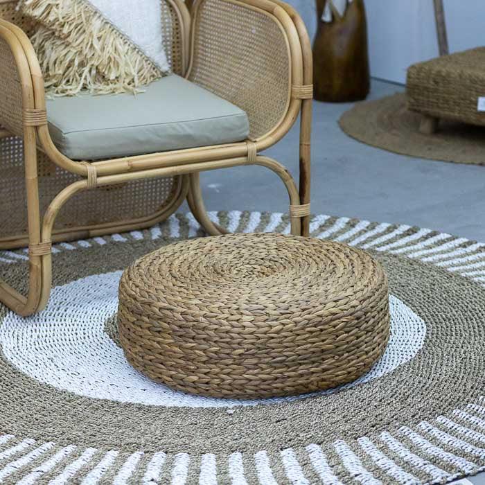 Peça artesanal redonda em rattan natural com textura trançada ideal para ambientes tropicais e acolhedores.