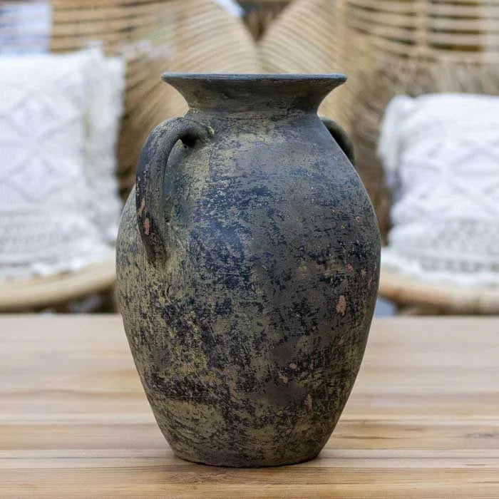 Peça decorativa em formato de ânfora com textura envelhecida, feita em terracota por artesãos balineses