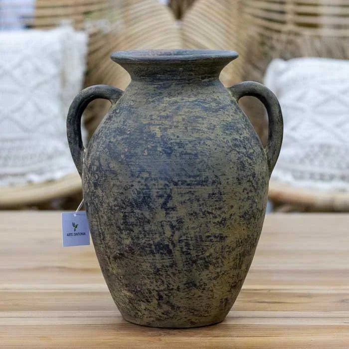 Vaso em terracota com visual antigo e alças duplas, remetendo a estilos clássicos reinterpretados pela arte balinesa
