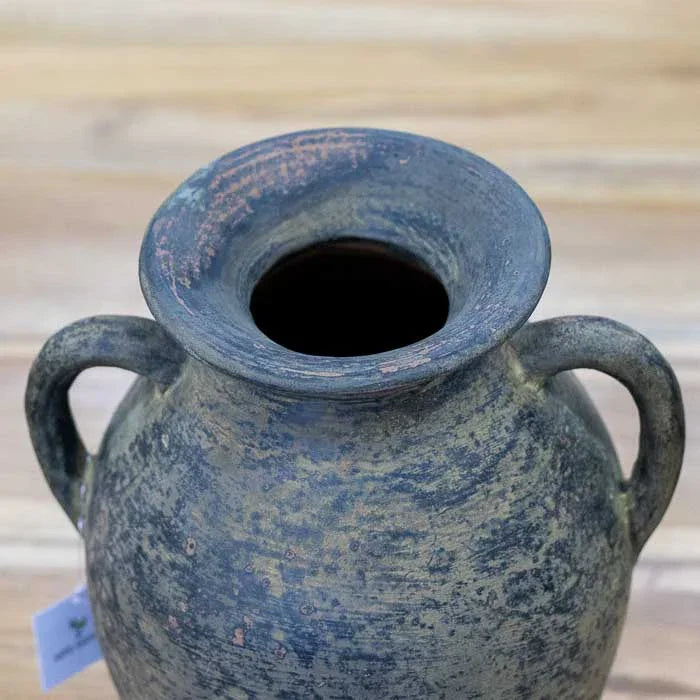 Ânfora de terracota com design tradicional e duas alças robustas, perfeita para ambientações naturais e boêmias