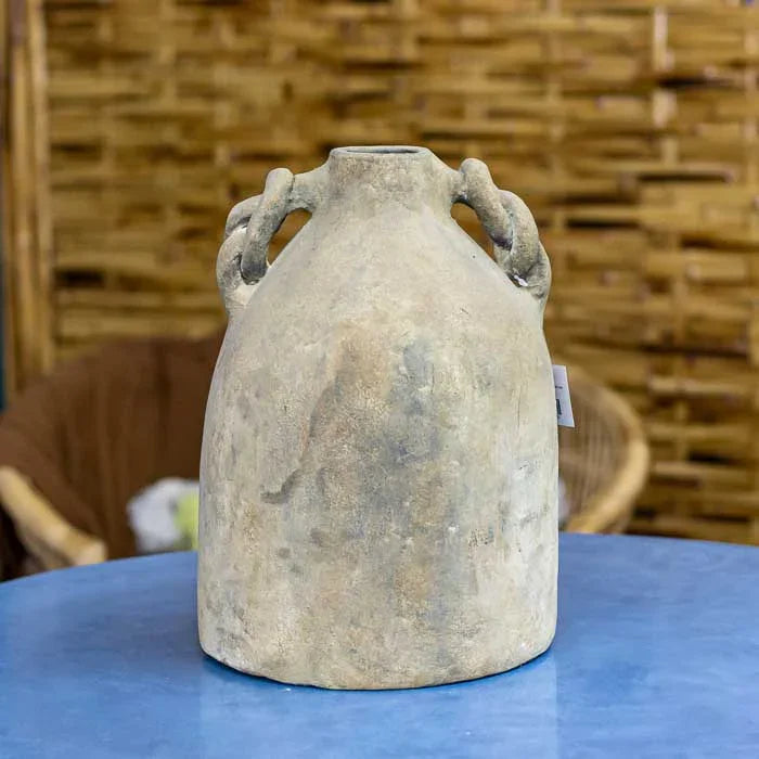 Peça balinesa em terracota com textura natural e design robusto, ideal para composições com estilo étnico e acolhedor