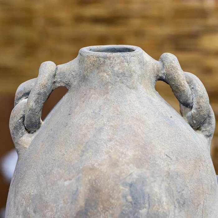 Vaso Oasis produzido à mão em terracota com visual envelhecido e tons terrosos, perfeito para ambientações boho-chic