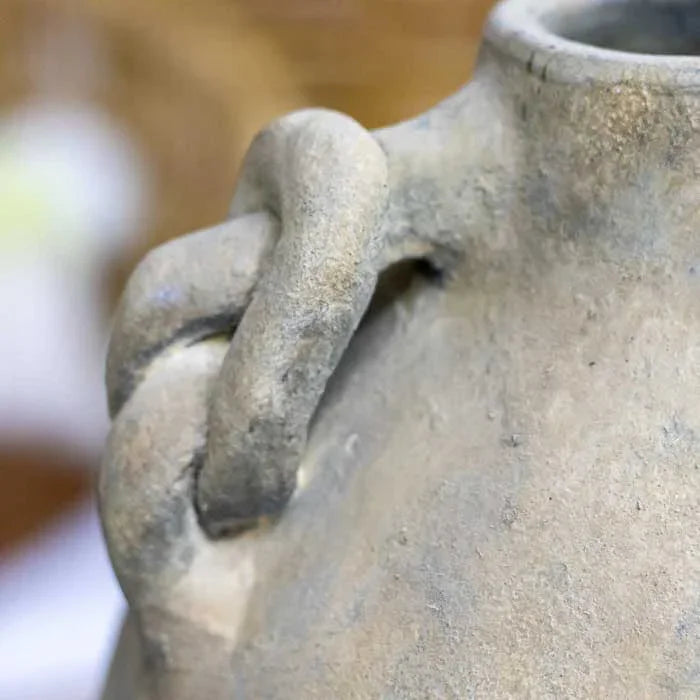 Objeto decorativo artesanal com estrutura de terracota rústica e formato autêntico inspirado no design balinês