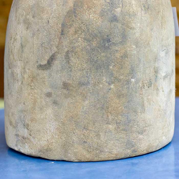 Vaso feito em terracota com aparência natural e traços imperfeitos que valorizam o aspecto manual da peça