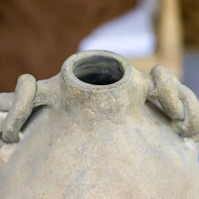 Elemento rústico de decoração em terracota, moldado por artesãos de Bali para compor espaços com personalidade e textura