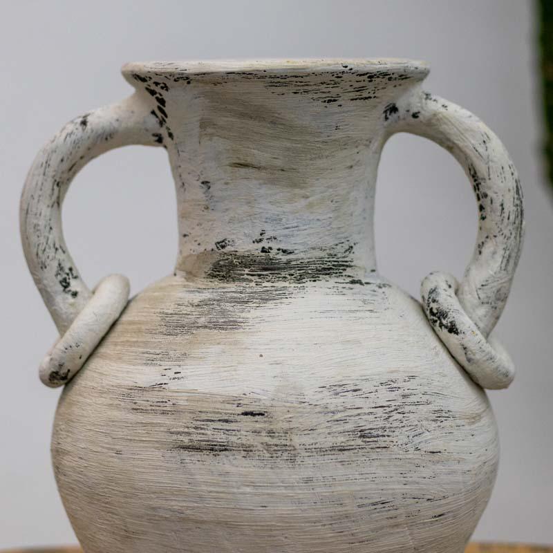 Vaso artesanal em terracota de Bali com acabamento em pátina branca escovada e alças laterais decoradas com anéis de cerâmica.