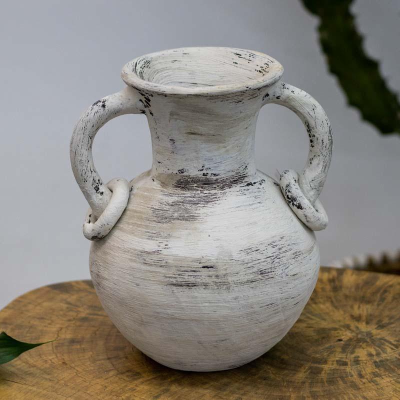 Vaso de cerâmica balinês com 20cm de altura, apresentando design orgânico e manual para decoração de mesas e prateleiras.