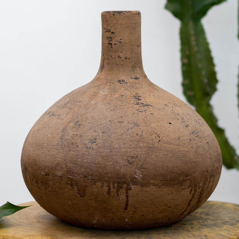 Vaso de terracota marrom com 40cm de altura posicionado sobre superfície de madeira, ideal para decoração de interiores com alma zen.