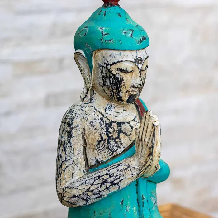 Escultura feita à mão em Bali, representando a serenidade e o equilíbrio.