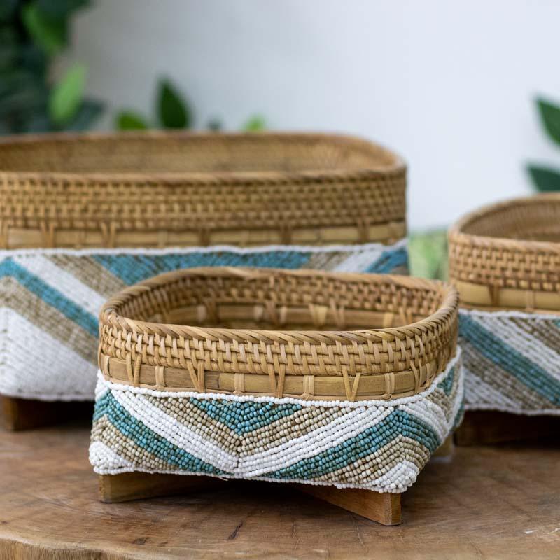 Cesto organizador individual Nusa em bambu natural com detalhes de miçangas em branco e turquesa, sem alças.