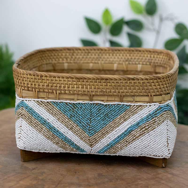 Cesto de bambu com pés de madeira em tamanho pequeno, ideal para organização de mesas e aparadores com estilo rústico.