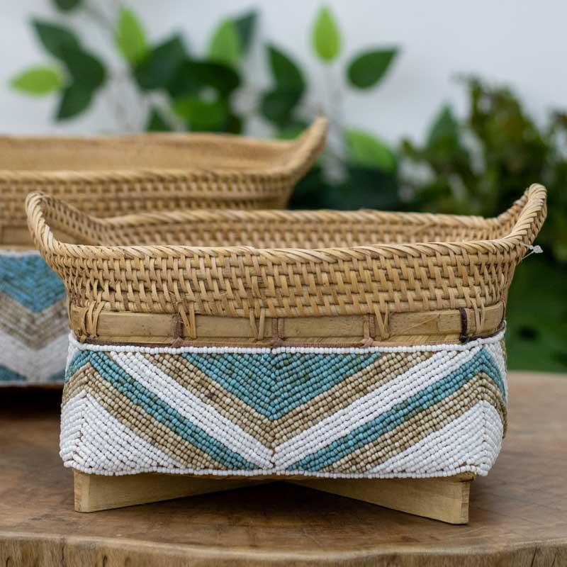 Organizadores de mesa balineses em fibra natural decorados com contas coloridas, ideais para ambientes com estilo boho chic.