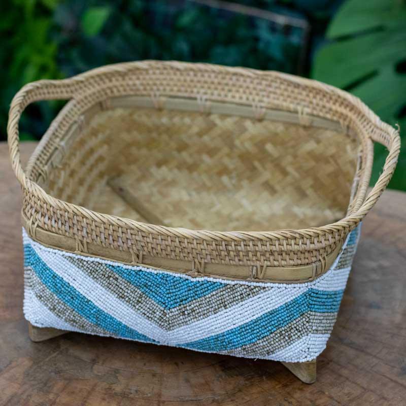 Decoração de interiores com cestaria de Bali, apresentando contraste entre a cor natural do bambu e o brilho das miçangas claras.