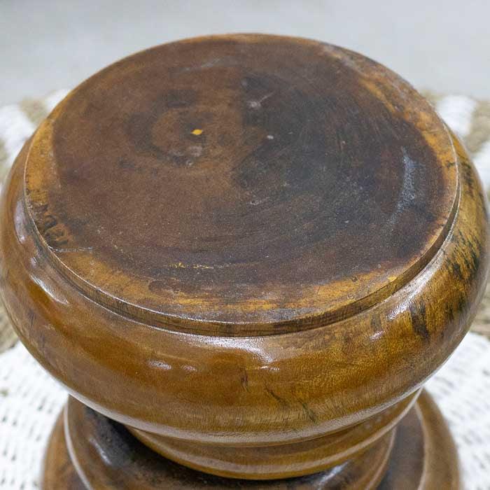 Mesinha balinesa com textura marcada e formato simples, feita à mão para valorizar seu espaço.