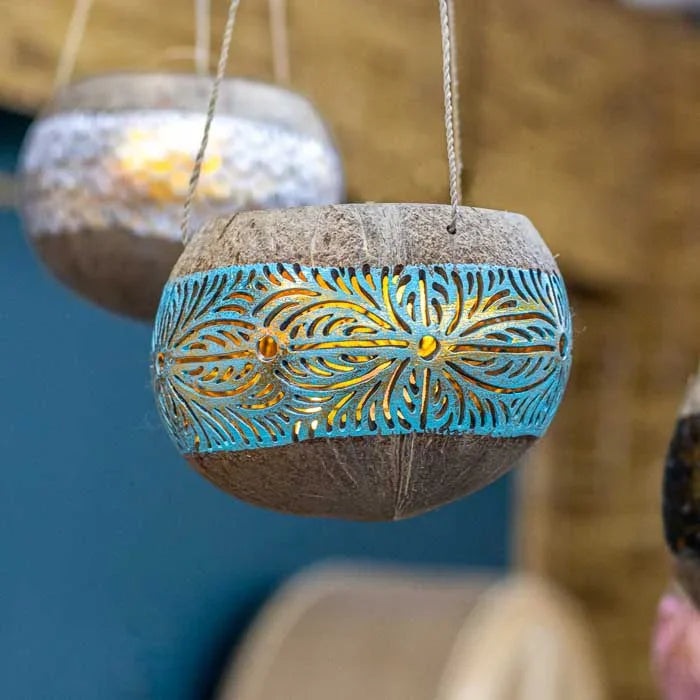 Porta-vela artesanal feito à mão em casca de coco, produzido em Bali com acabamento natural.