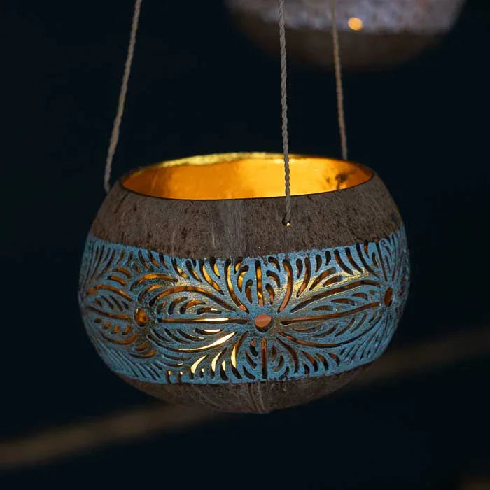 Lanterna de parede em coco natural esculpido, com design rústico e estilo tropical.