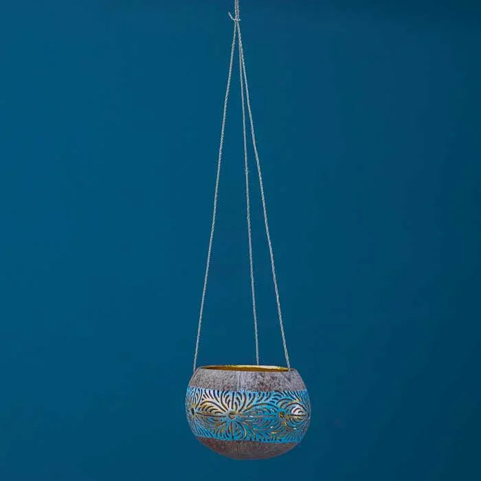 Arte balinesa com casca de coco suspensa, perfeita para iluminar espaços com charme orgânico.