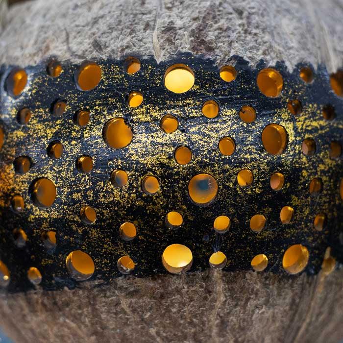 Porta-vela pendente com visual rústico, trazendo luz indireta e beleza natural ao lar.