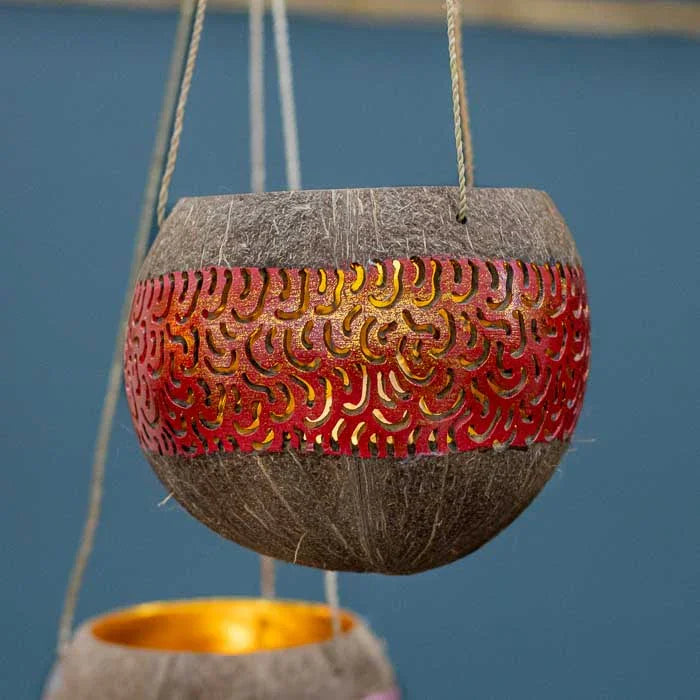 Iluminação artesanal suspensa em casca de coco, ideal para varandas ou espaços zen.