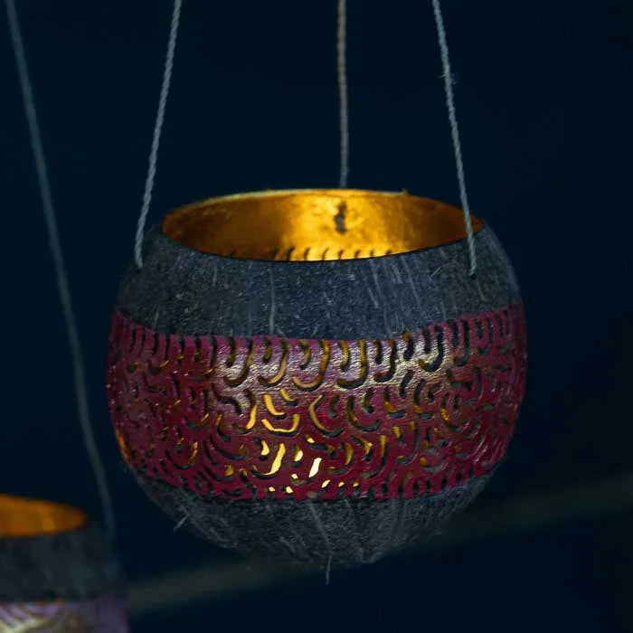 Acessório artesanal em formato pendente, feito com casca de coco da Indonésia.