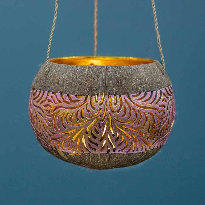 Porta-vela decorativo de parede com toque rústico e acabamento manual.
