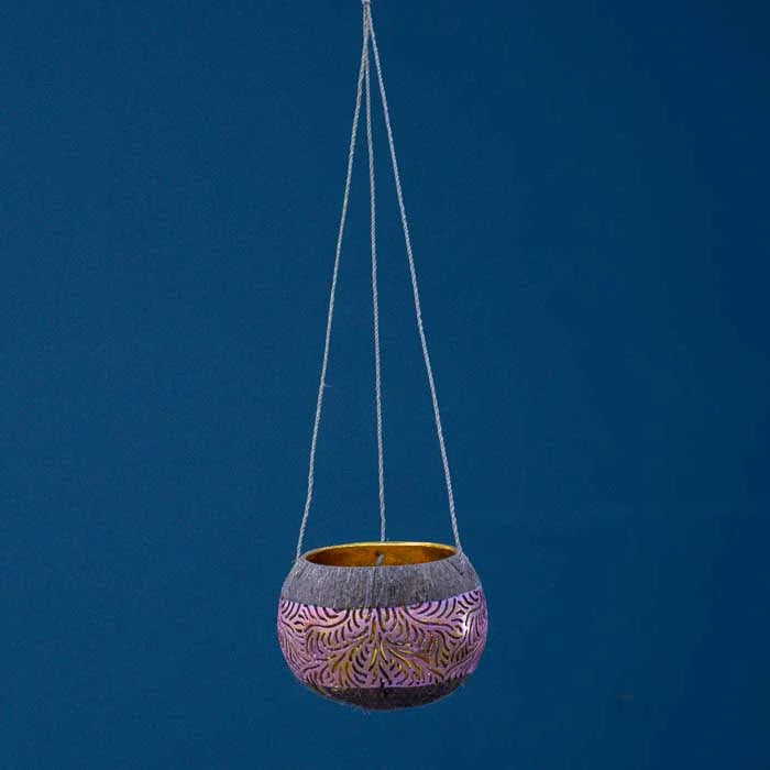 Objeto decorativo pendurado feito de coco seco, perfeito para ambientes acolhedores.