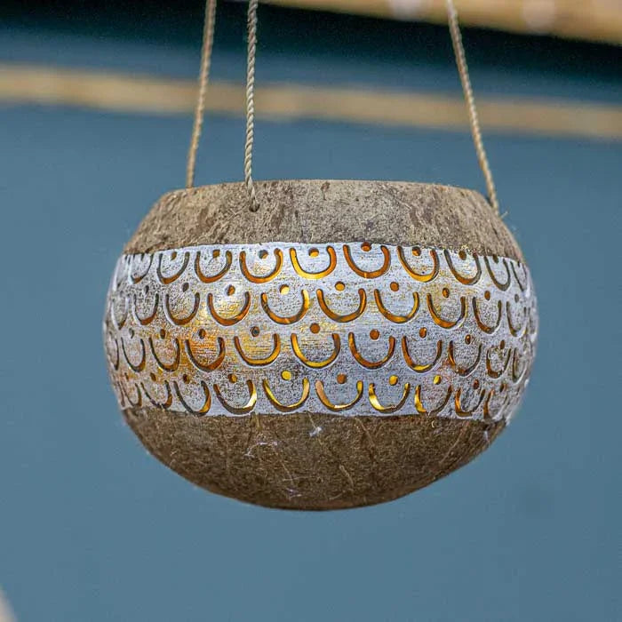 Porta-vela artesanal da Indonésia com leveza e textura orgânica natural.