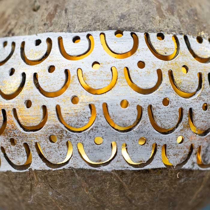 Peça de iluminação indireta feita à mão, ideal para ambientes com estilo étnico.