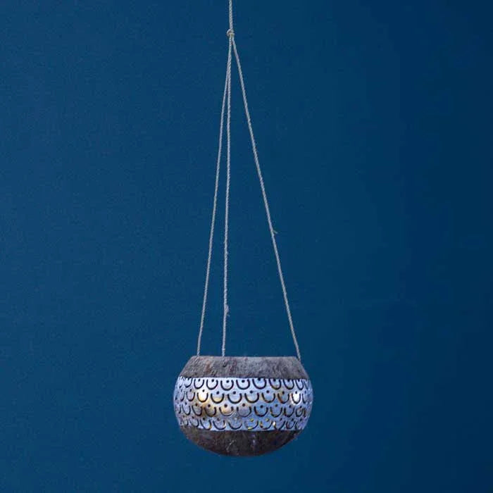 Suporte de vela suspenso com corte manual em coco — arte natural de Bali para sua casa.