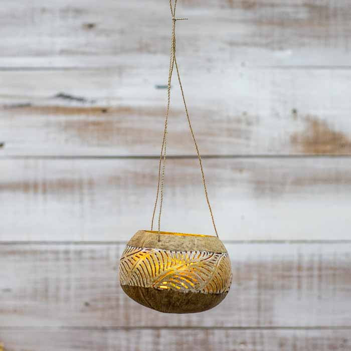 Porta-vela de coco suspenso da Arte e Sintonia com detalhes de pintura e entalhe.