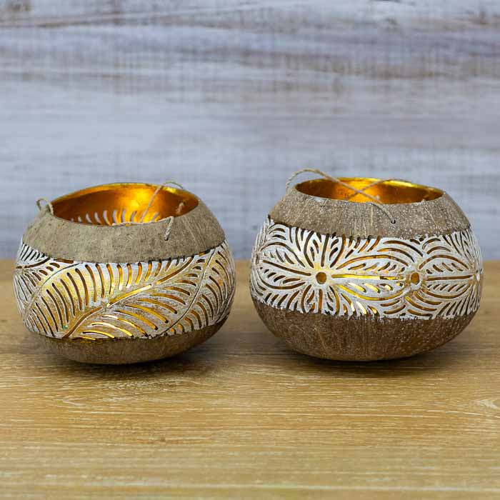 Iluminação cênica com lanterna de coco artesanal pendurada em cordão natural.