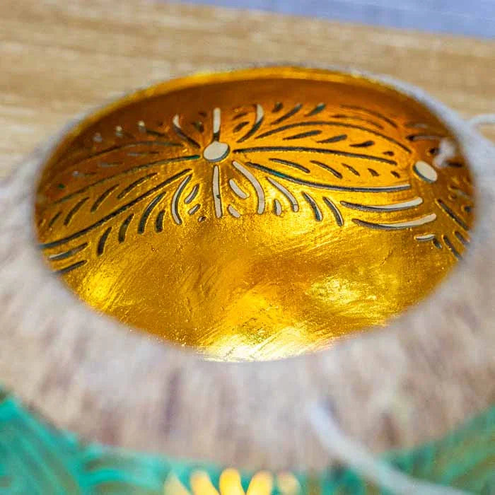 Pêndulo decorativo zen de Bali em coco natural para meditação e relaxamento.