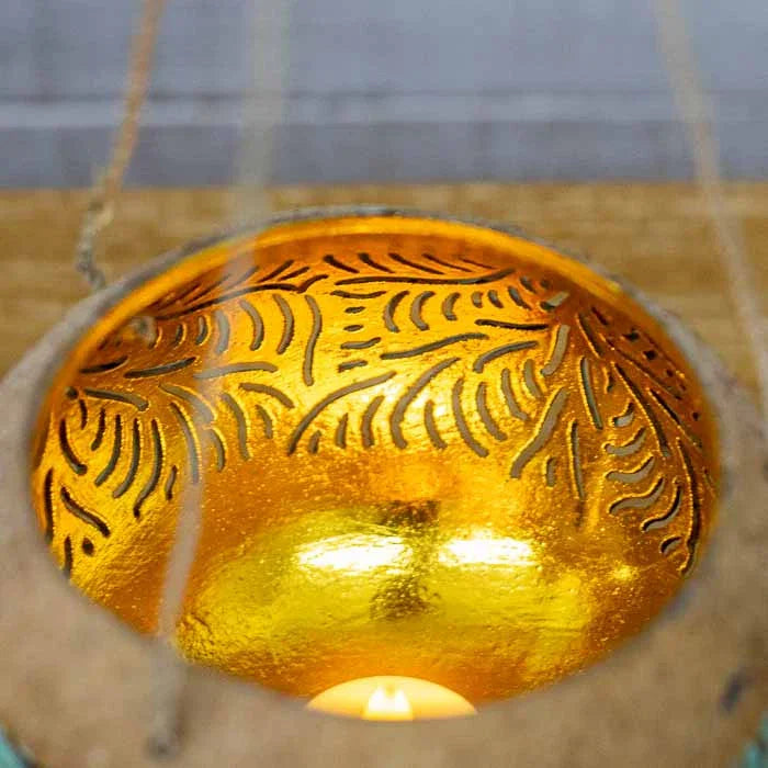 Objeto de arte funcional da Indonésia: pêndulo de coco natural entalhado.
