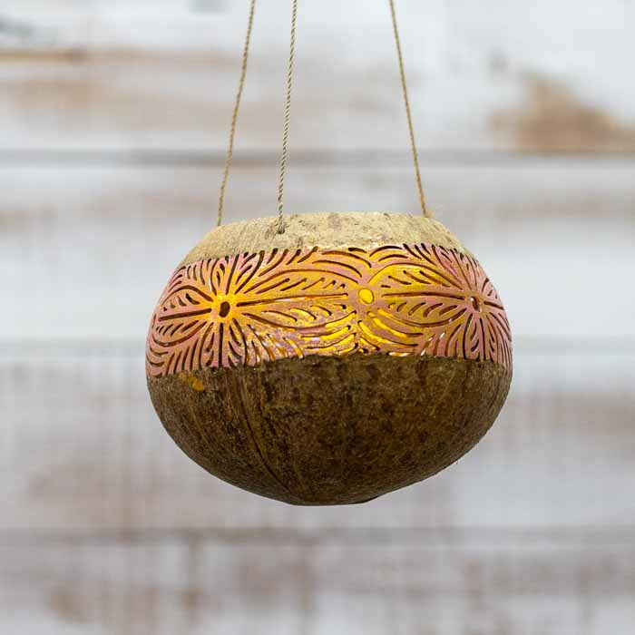 Objeto decorativo suspenso da Indonésia em coco sustentável com efeito vazado.