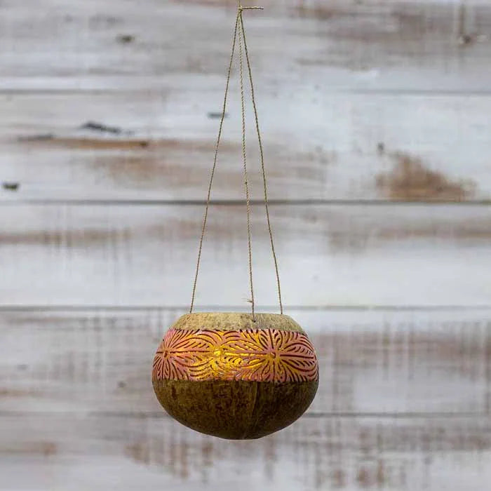 Luminária pendente rústica em fibra de coco para varandas e jardins cobertos.