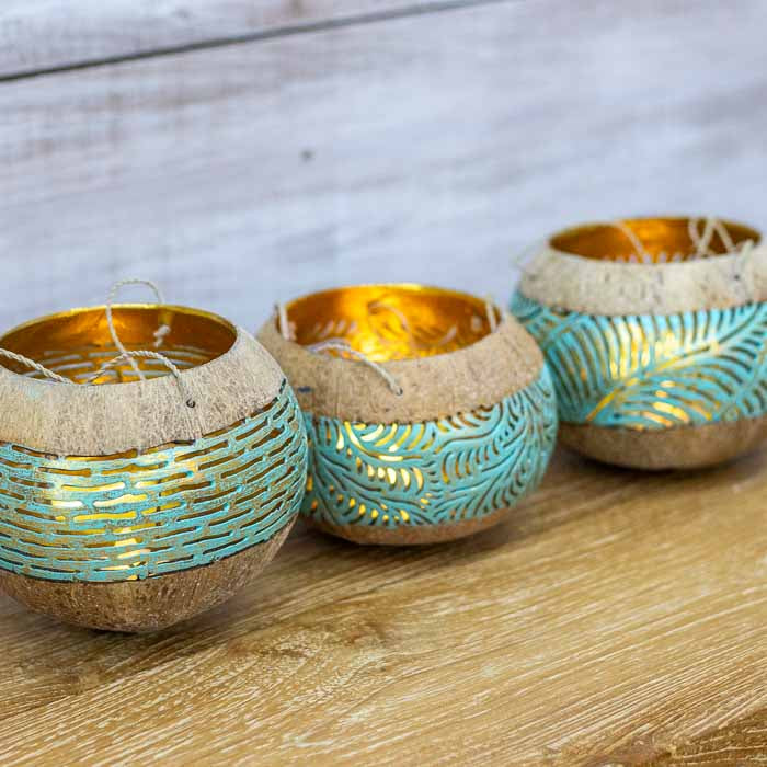 Peça decorativa sustentável de Bali com suspensão delicada e brilho interno.