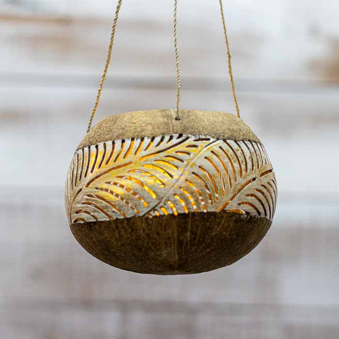 Lanterna suspensa boho chic com entalhes manuais únicos feitos na Indonésia.