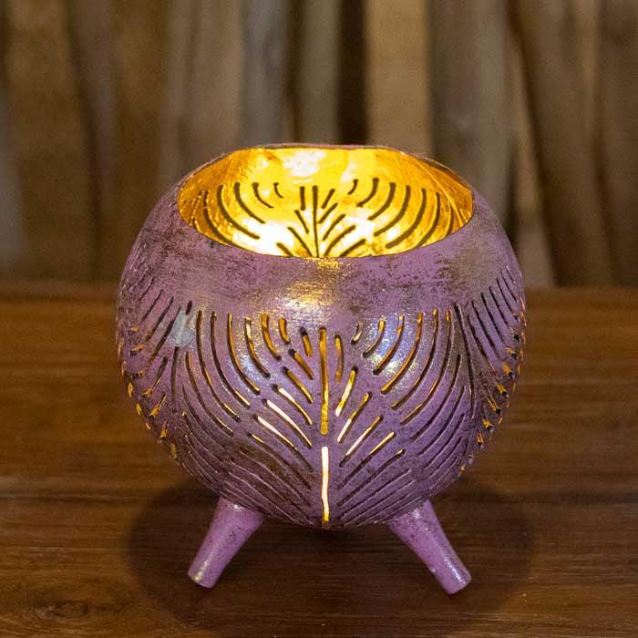 Porta-vela artesanal feito com coco natural entalhado à mão.