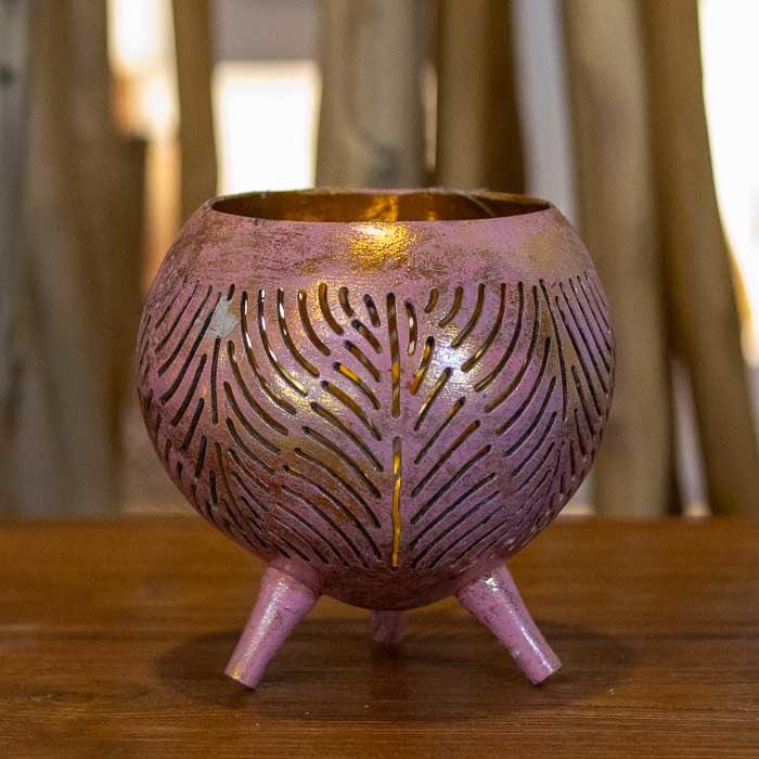 Iluminação decorativa com casco de coco entalhado e acabamento rústico.