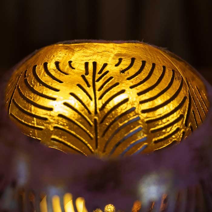 Porta-vela de coco esculpido manualmente, ideal para luz suave.