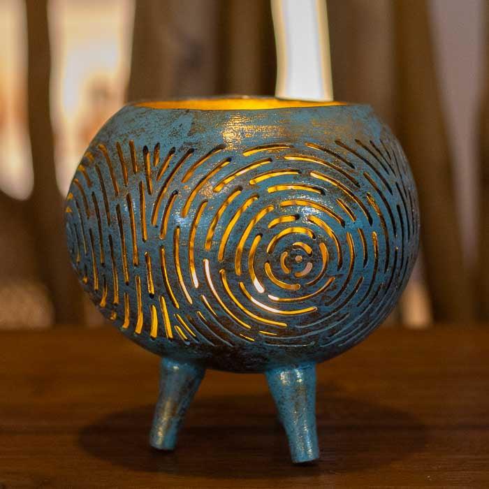 Iluminador decorativo em coco natural com cortes entalhados.