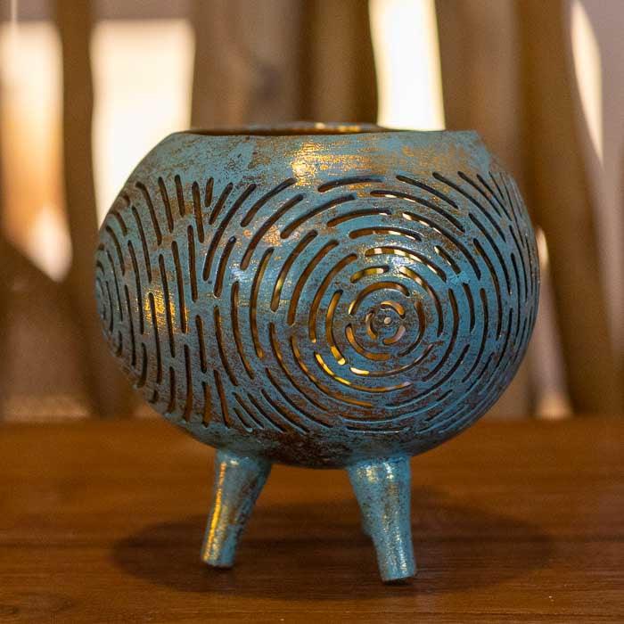 Objeto artesanal com efeito de luz projetada em madeira de coco.