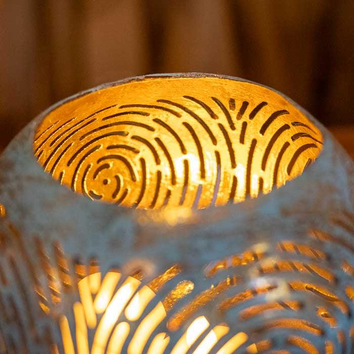 Design rústico feito com coco esculpido, ideal para ambientes boho.