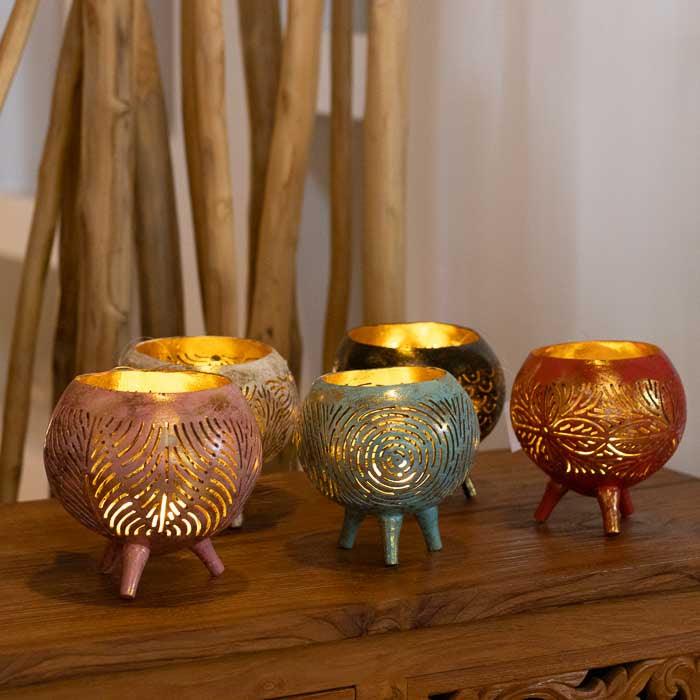 Arte luminosa natural produzida com coco perfurado artesanalmente.