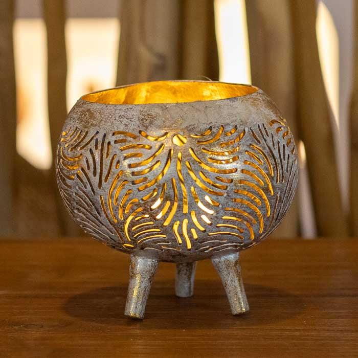 Objeto de decoração com iluminação suave feito a partir de coco rústico.