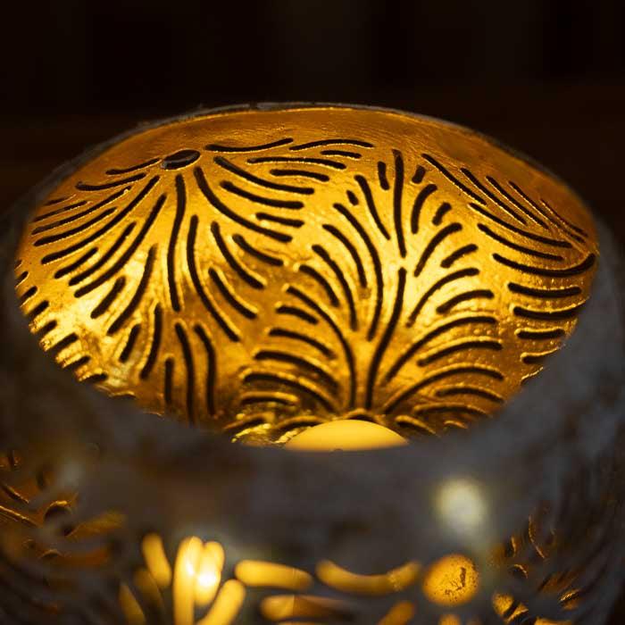 Luminária natural de mesa feita à mão com coco reciclado.