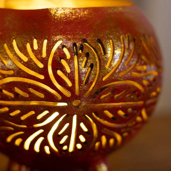 Peça sustentável em coco entalhado, perfeita para criar clima intimista.