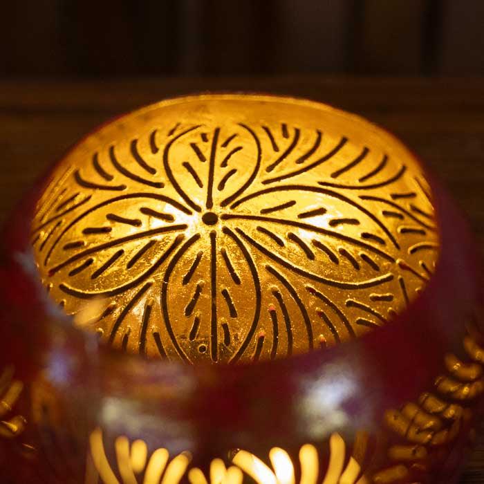 Objeto de decoração feito com coco reaproveitado e entalhes refinados.