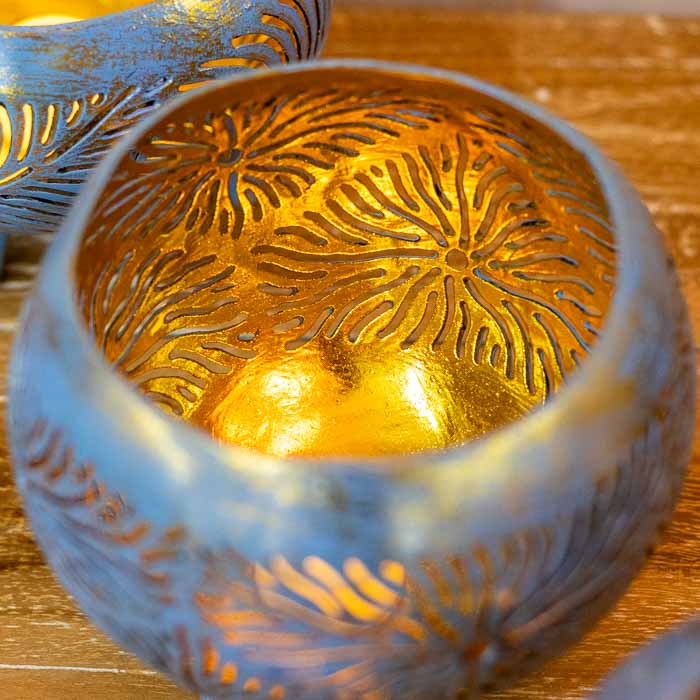 Vista superior de porta-vela de coco da Arte e Sintonia com abertura para vela.